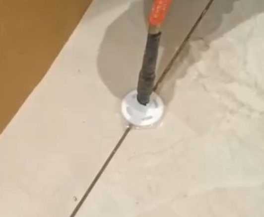 长泰瓷砖空鼓维修公司专业解答瓷砖在铺贴过程中，如果没有涂抹均匀到位的粘结材料（如水泥砂浆或瓷砖胶），可能会导致以下问题