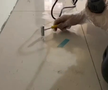 长泰瓷砖开裂维修公司专业分享瓷砖在铺贴前如果没有沥干水分，将会导致以下问题
